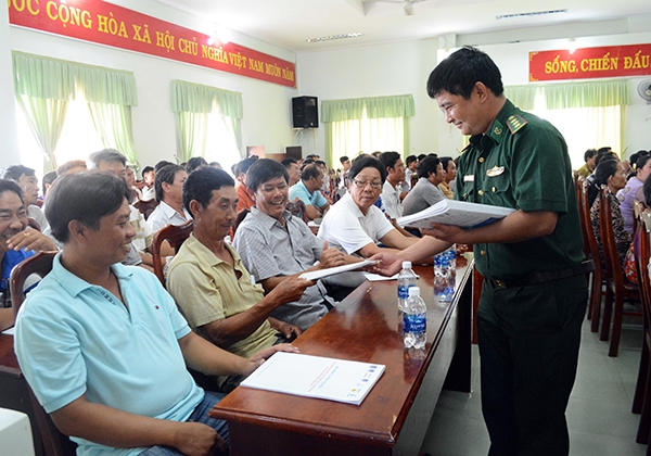 Cán bộ biên phòng tuyên truyền phổ biến pháp luật cho ngư dân.