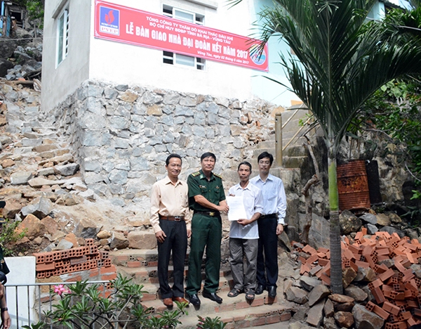 Bàn giao nhà Đại đoàn kết cho ngư dân nghèo.