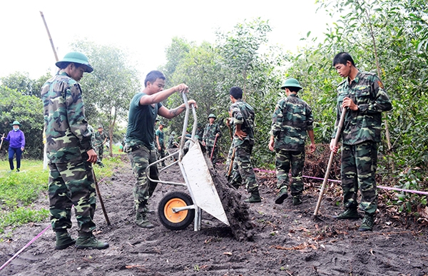 Đại đội huấn luyện C19 giúp dân làm đường giao thông nông thôn tại xã Phước Thuận, huyện Xuyên Mộc, tỉnh Bà Rịa-Vũng Tàu.