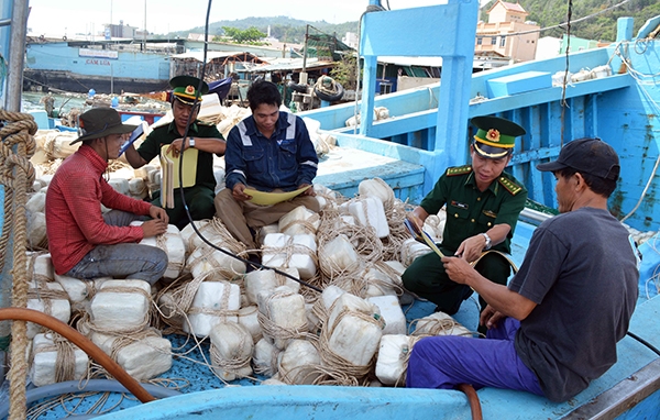 Đồn Biên phòng Bến Đá tuyên truyền pháp luật cho ngư dân.