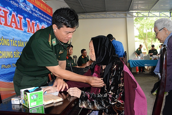 Khám bệnh, cấp phát thuốc miễn phí cho đối tượng chính sách, người có công với cách mạng tại huyện Xuyên Mộc.