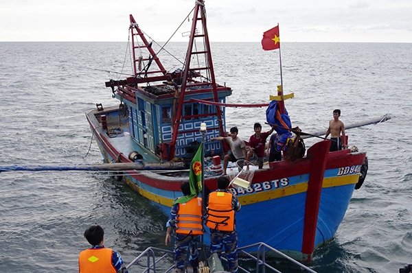 Hải đội Biên phòng 2 tuyên truyền hành lang an toàn các công trình dầu khí trên biển cho ngư dân.