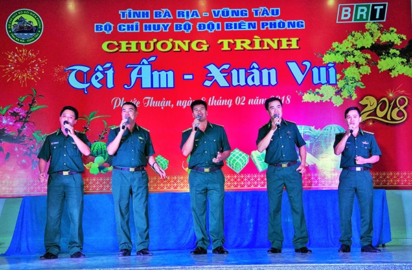 BĐBP tỉnh Bà Rịa-Vũng Tàu tổ chức chương trình “Tết ấm-Xuân vui” phục vụ văn nghệ và hỗ trợ hộ nghèo đón Tết Mậu Tuất.