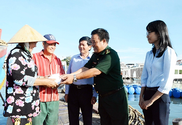 Trao tặng quà cho ngư dân tham gia công tác tìm kiếm cứu nạn trên biển.