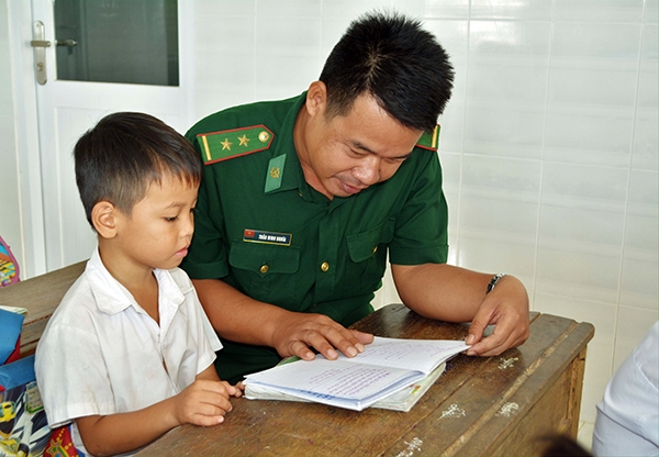 Cán bộ biên phòng giúp bồi dưỡng kiến thức cho học trò nghèo.