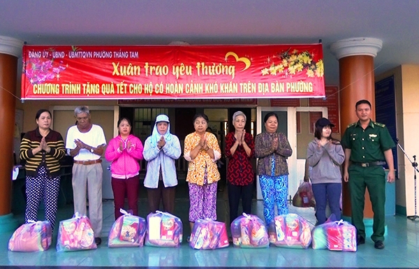 Đồn Biên phòng Chí Linh tặng quà cho người nghèo trên địa bàn.