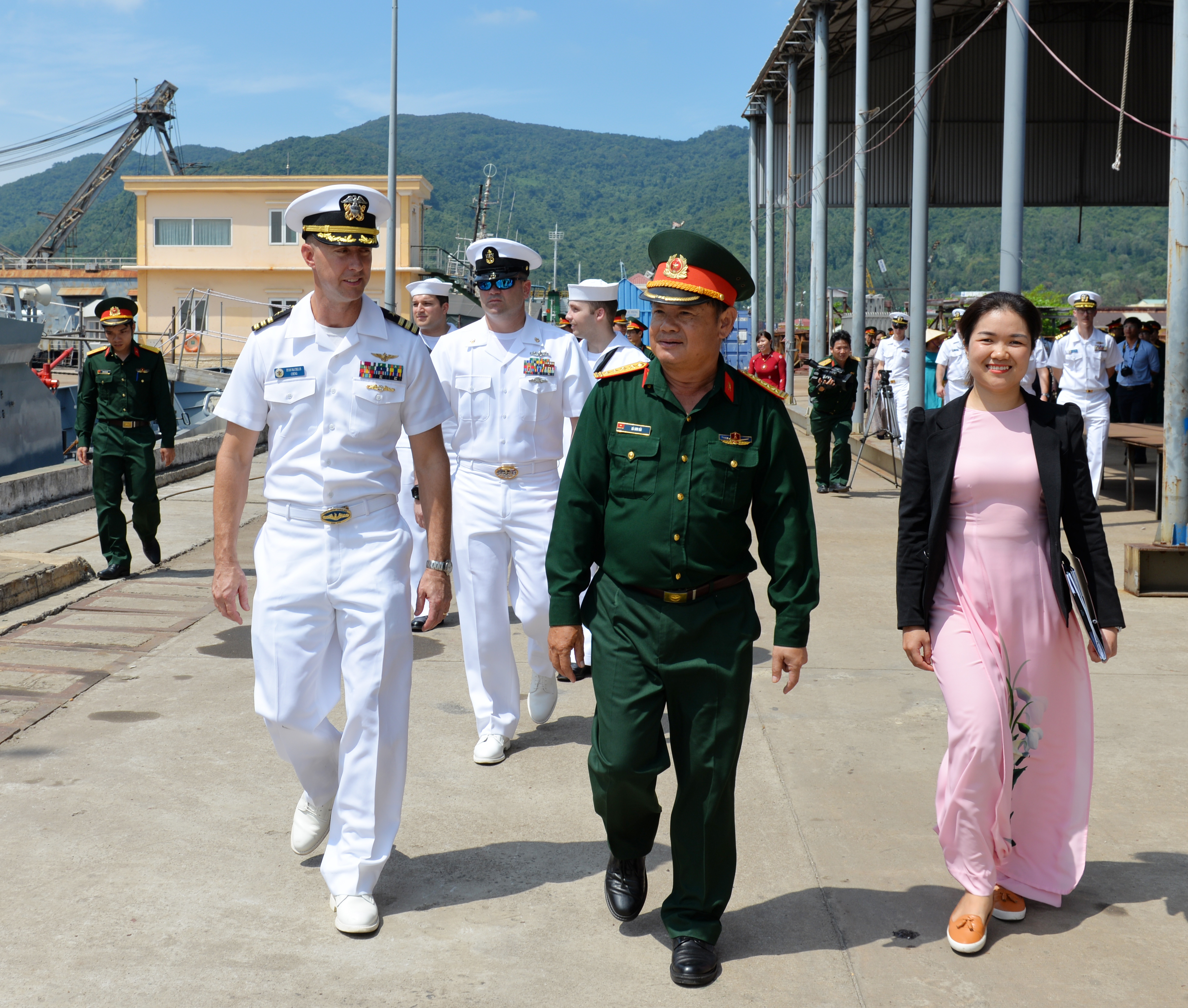 Tàu sân bay USS Carl Vinson giao lưu và trao đổi kỹ thuật với Tổng công ty Sông Thu
