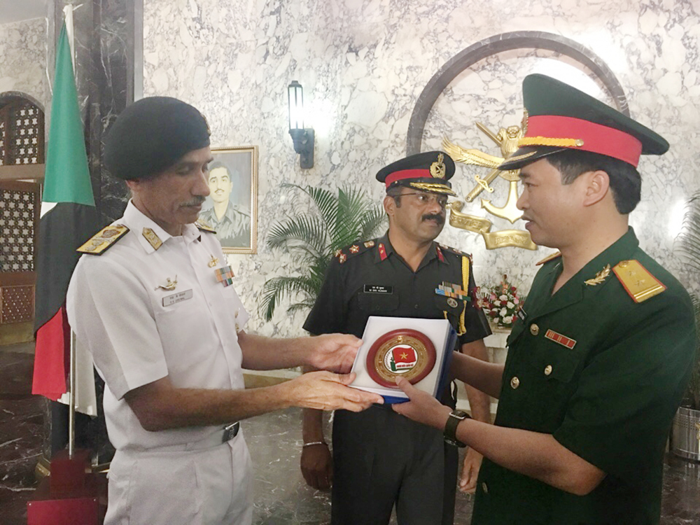 Sĩ quan trẻ QĐND Việt Nam tham quan, giao lưu tại Học viện Quốc phòng Ấn Độ