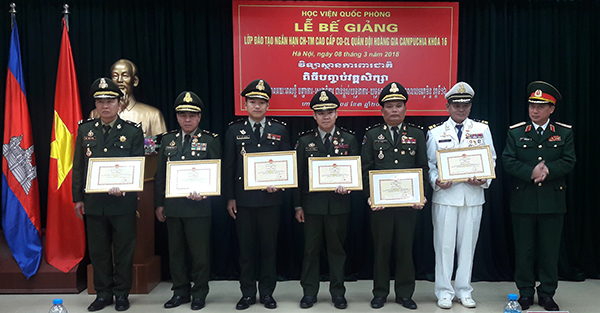 Bế giảng Lớp đào tạo cán bộ chiến dịch - chiến lược Quân đội Campuchia