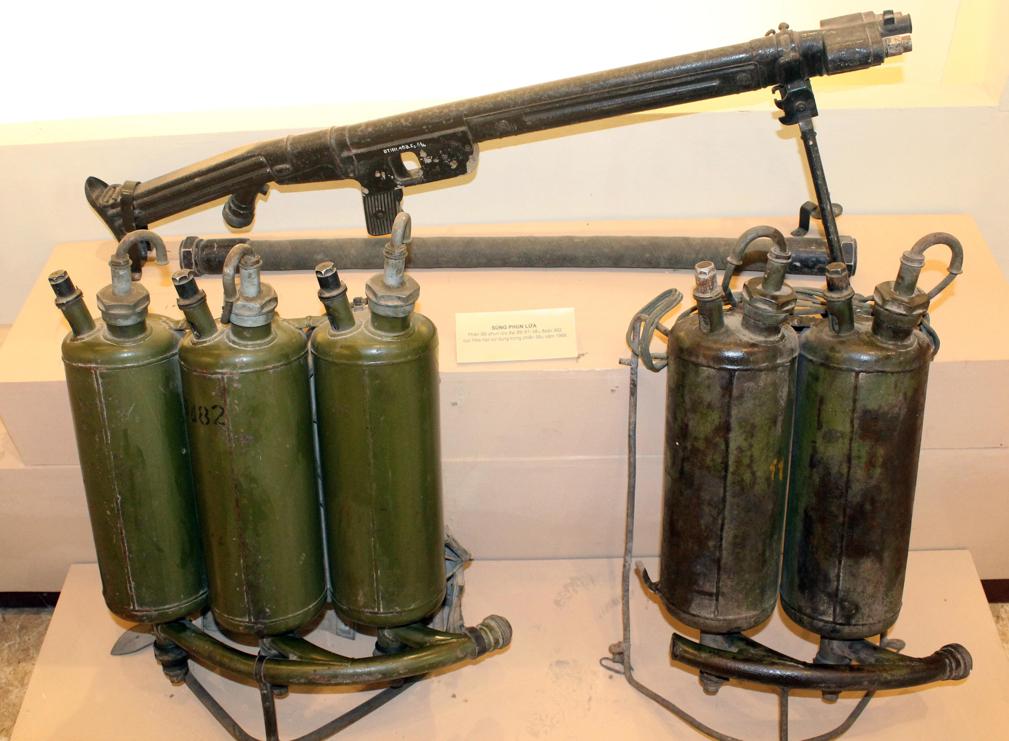 Khẩu súng phun lửa của bộ đội hóa học

