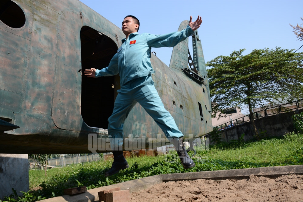 Thiếu tá Cao Sĩ Viên, Đội trưởng Đội TKCN đường không 2 (Trung tâm Quốc gia huấn luyện TKCN đường không) thực hiện động tác ra máy bay mẫu.