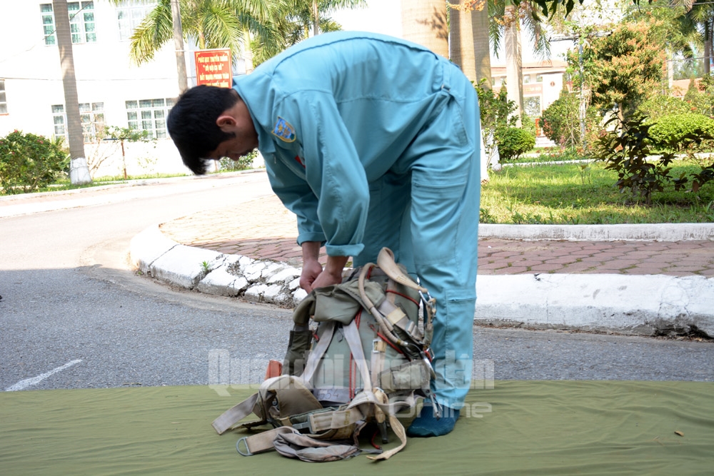 Khi công đoạn gấp dù hoàn tất chính là lúc chiếc dù đã nằm gọn gàng trong