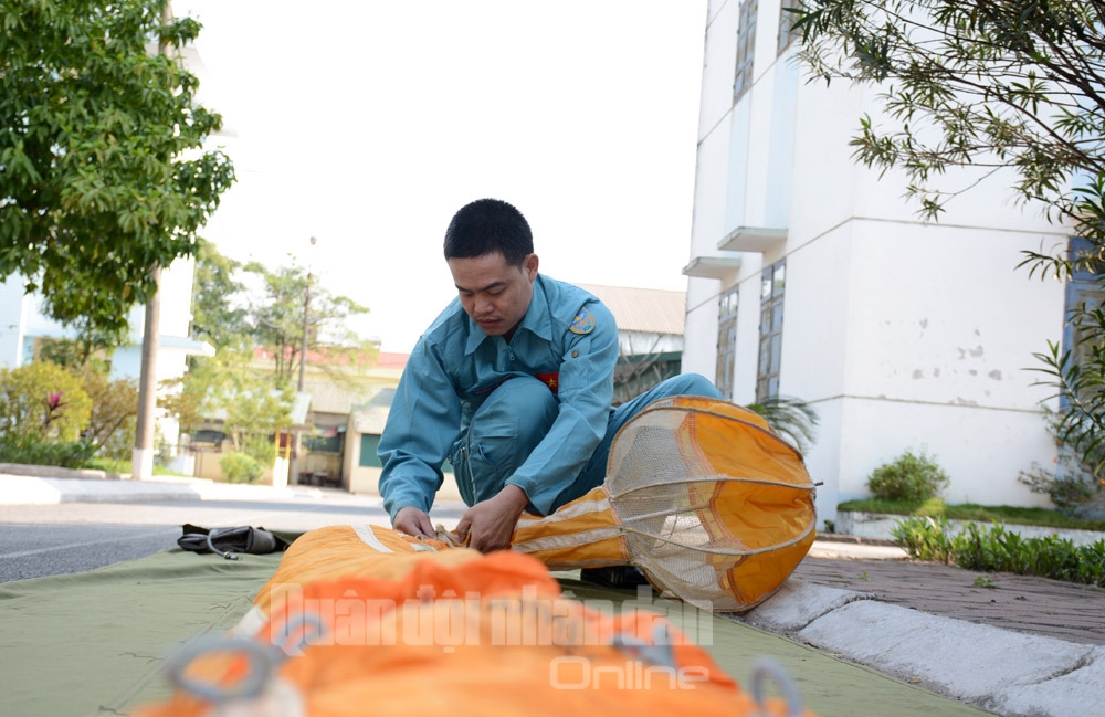 ...và chuẩn bị dù mồi trong quá trình gấp dù.