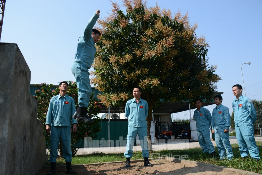 Khi nhảy dù, động tác tiếp đất cũng rất quan trọng, nó quyết định đến sự an toàn của người nhảy dù. Bởi thế, nội dung huấn luyện tiếp đất cũng được các sĩ quan, nhân viên dù của Trung tâm Quốc gia huấn luyện TKCN đường không đặc biệt coi trọng.