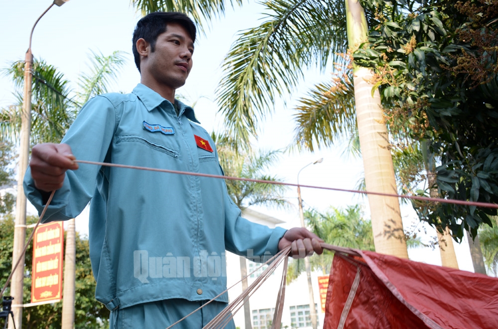 Nhân viên gấp vòm dù của một chiếc dù loại UT15. Đây là dù dành cho vận động viên có trình độ nhảy dù cao.