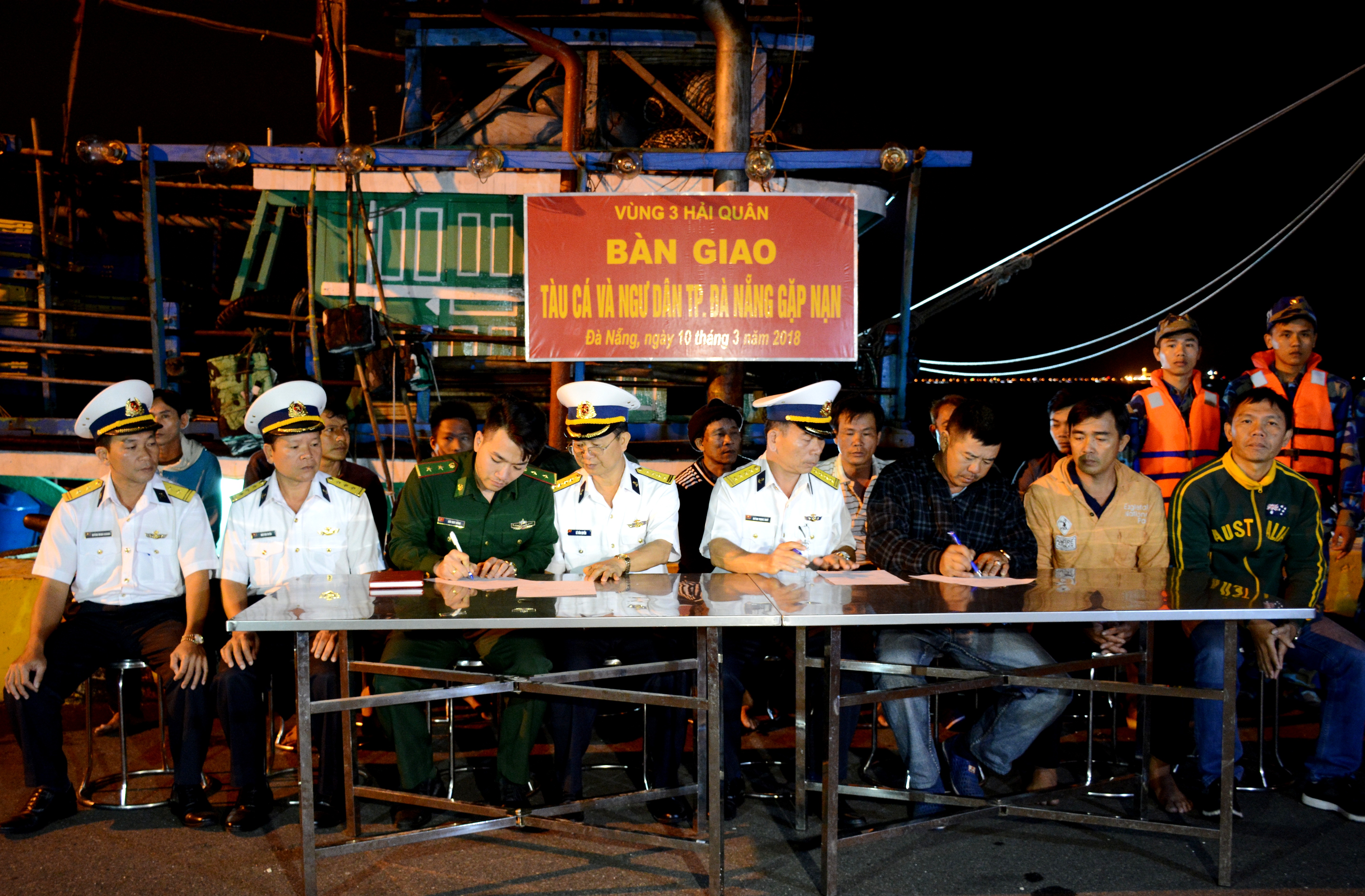 Đưa tàu cá cùng 11 ngư dân gặp nạn trên biển vào bờ an toàn