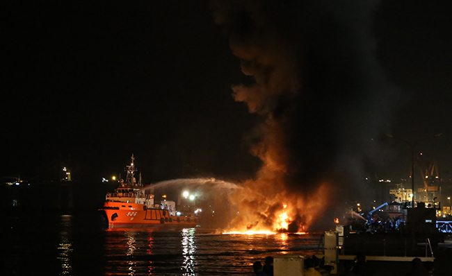 Gần 200 cán bộ, chiến sĩ Hải đoàn 128 Hải quân tham gia chữa cháy tàu Hải Hà 18