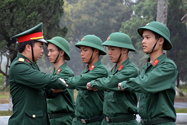 Huấn luyện điều lệnh đội ngũ.