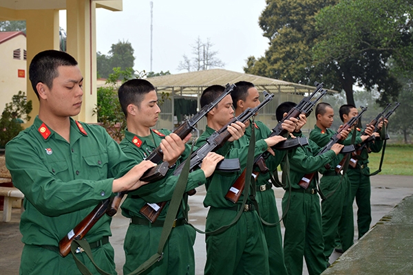 Trong giờ bảo quản vũ khí trang bị.