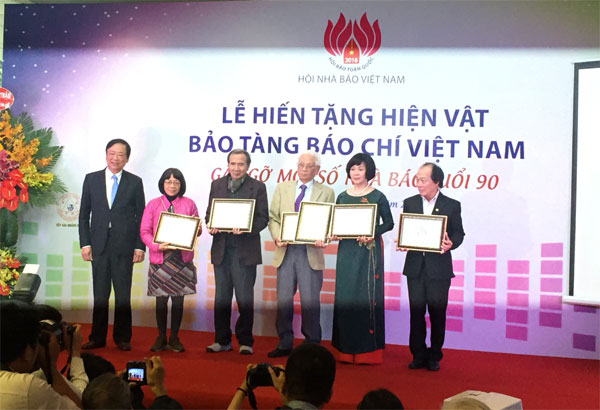 Lễ trao tặng hiện vật và gặp gỡ các nhà báo lão thành