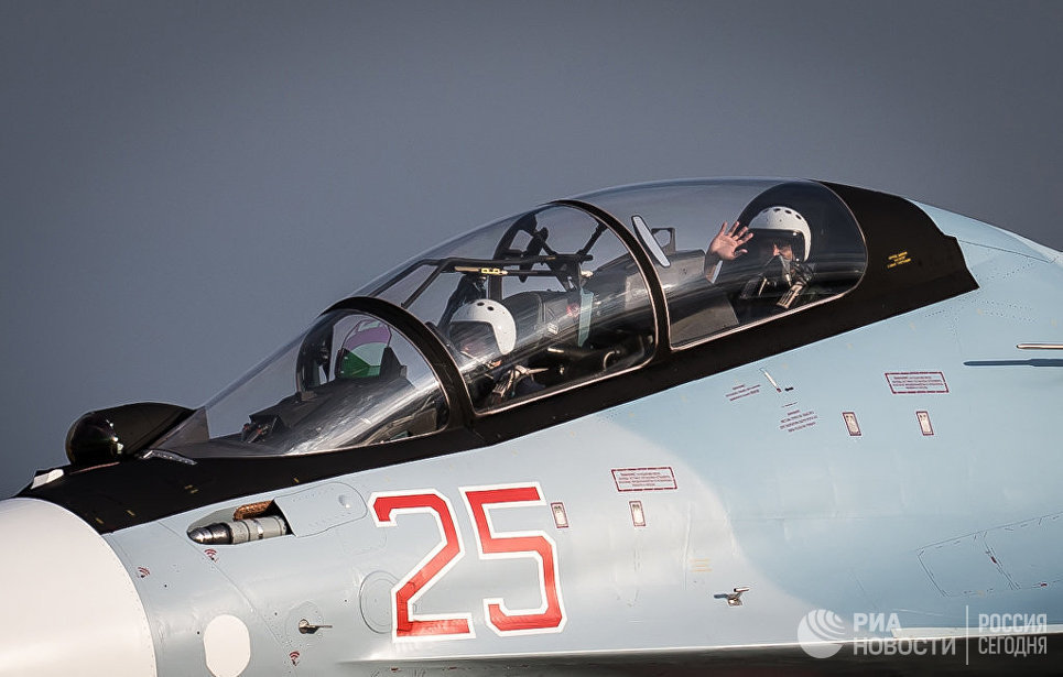 Tại sao máy bay chiến đấu cần phi công phụ?