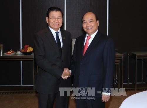 Thủ tướng Nguyễn Xuân Phúc gặp Thủ tướng Lào Thongloun Sisoulith