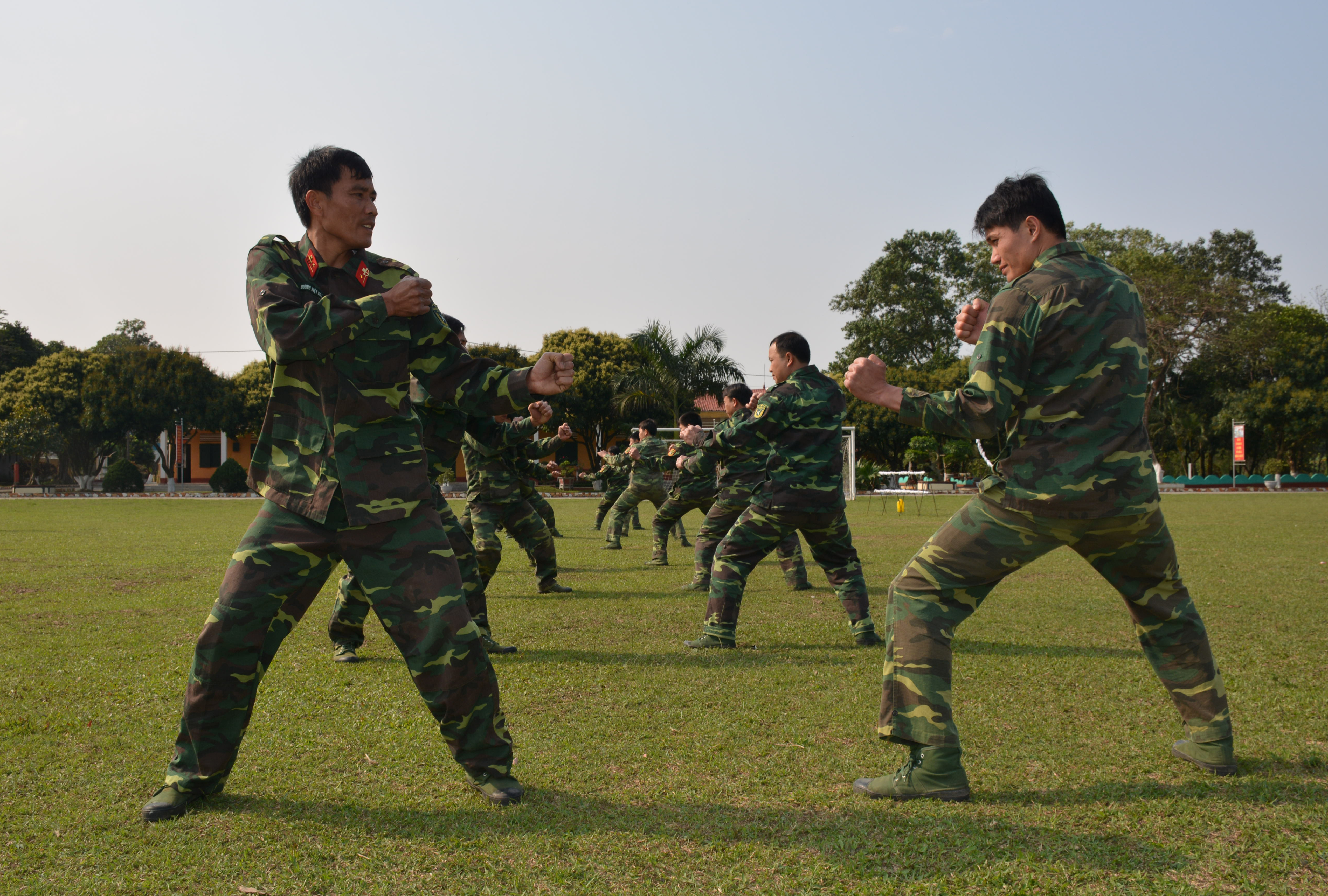 Huấn luyện đánh đối kháng trực tiếp với “địch”.