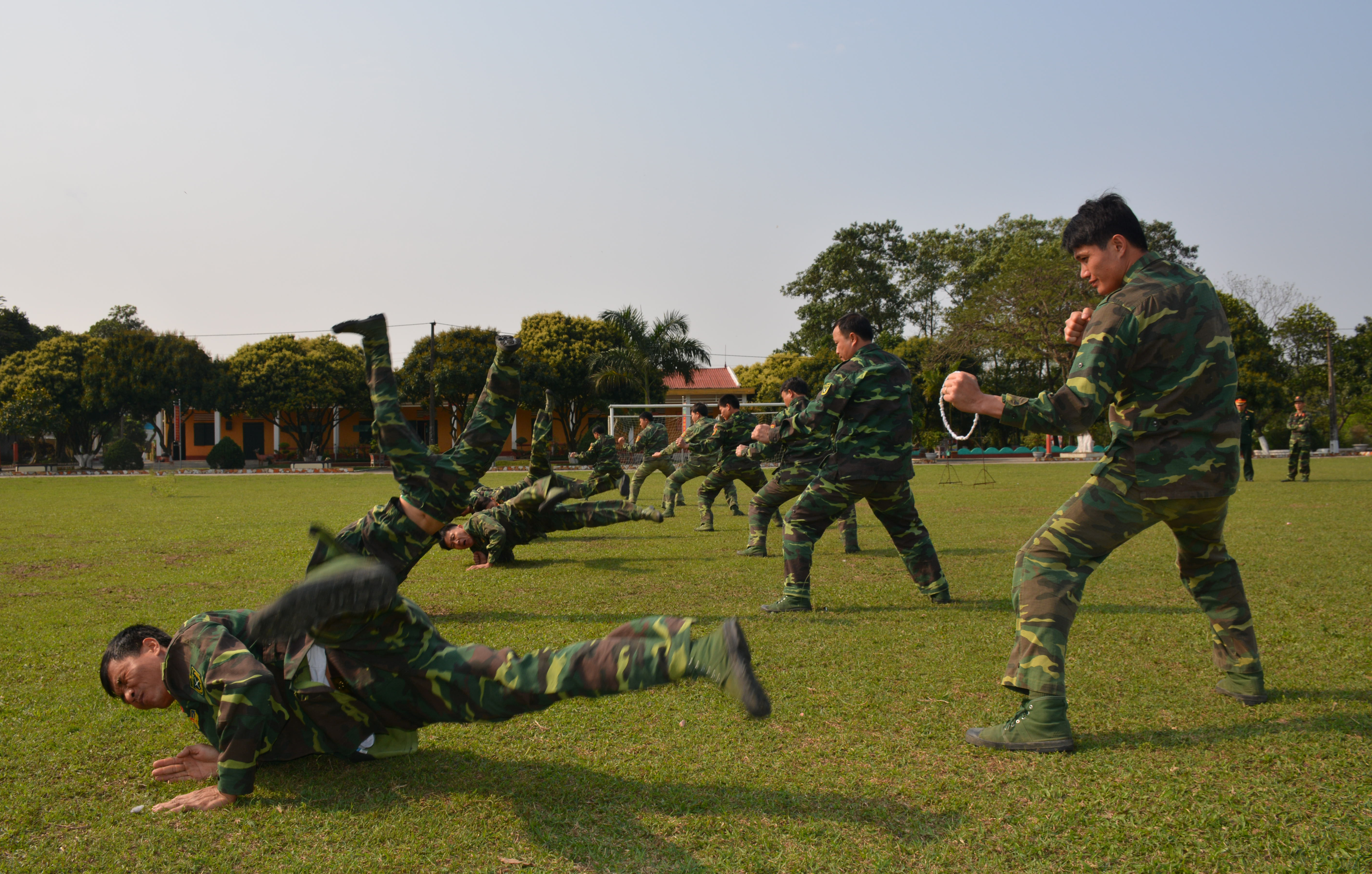 “Địch” đã bị dính đòn.