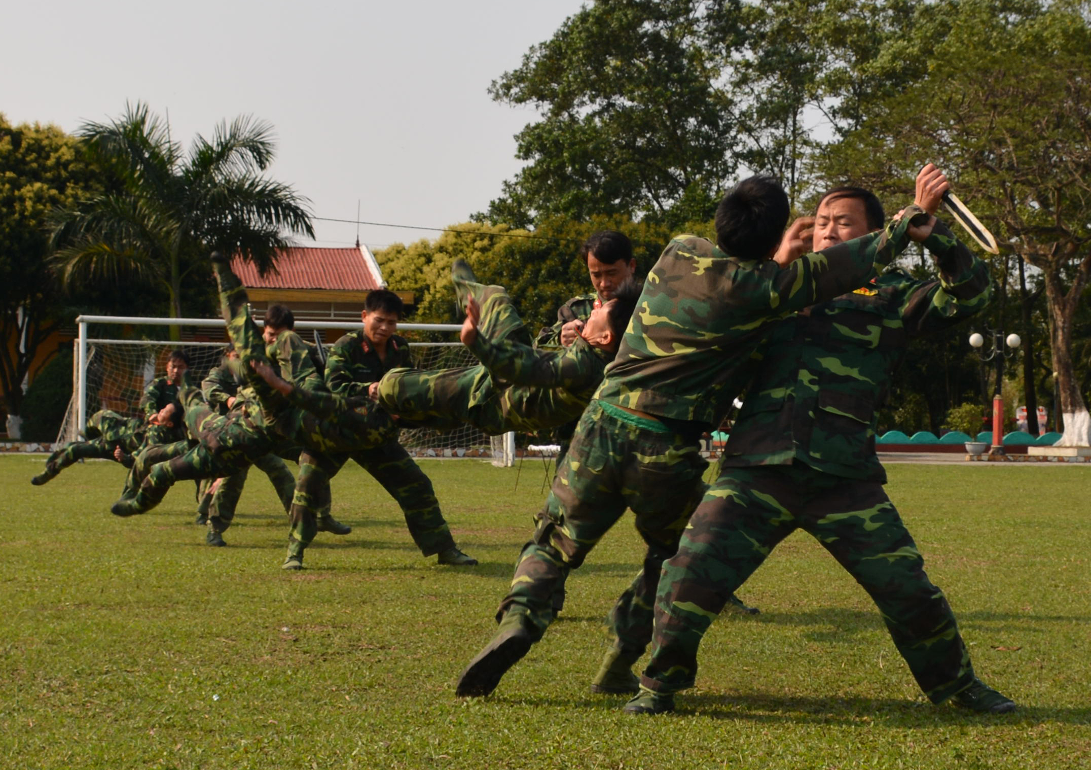 Tay không đánh “địch” có dao găm.