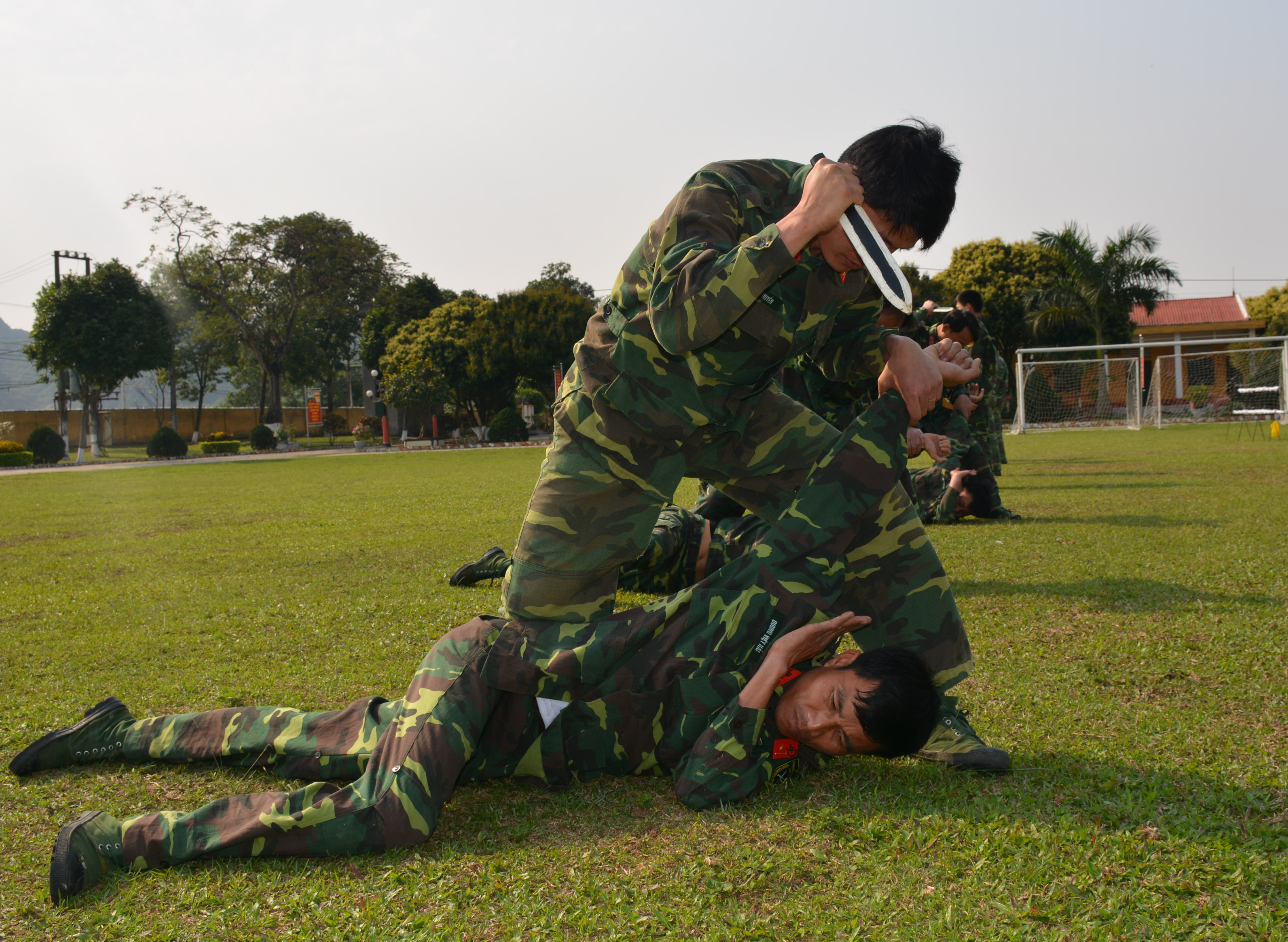 “Địch” đã bị tước dao và bị khống chế.