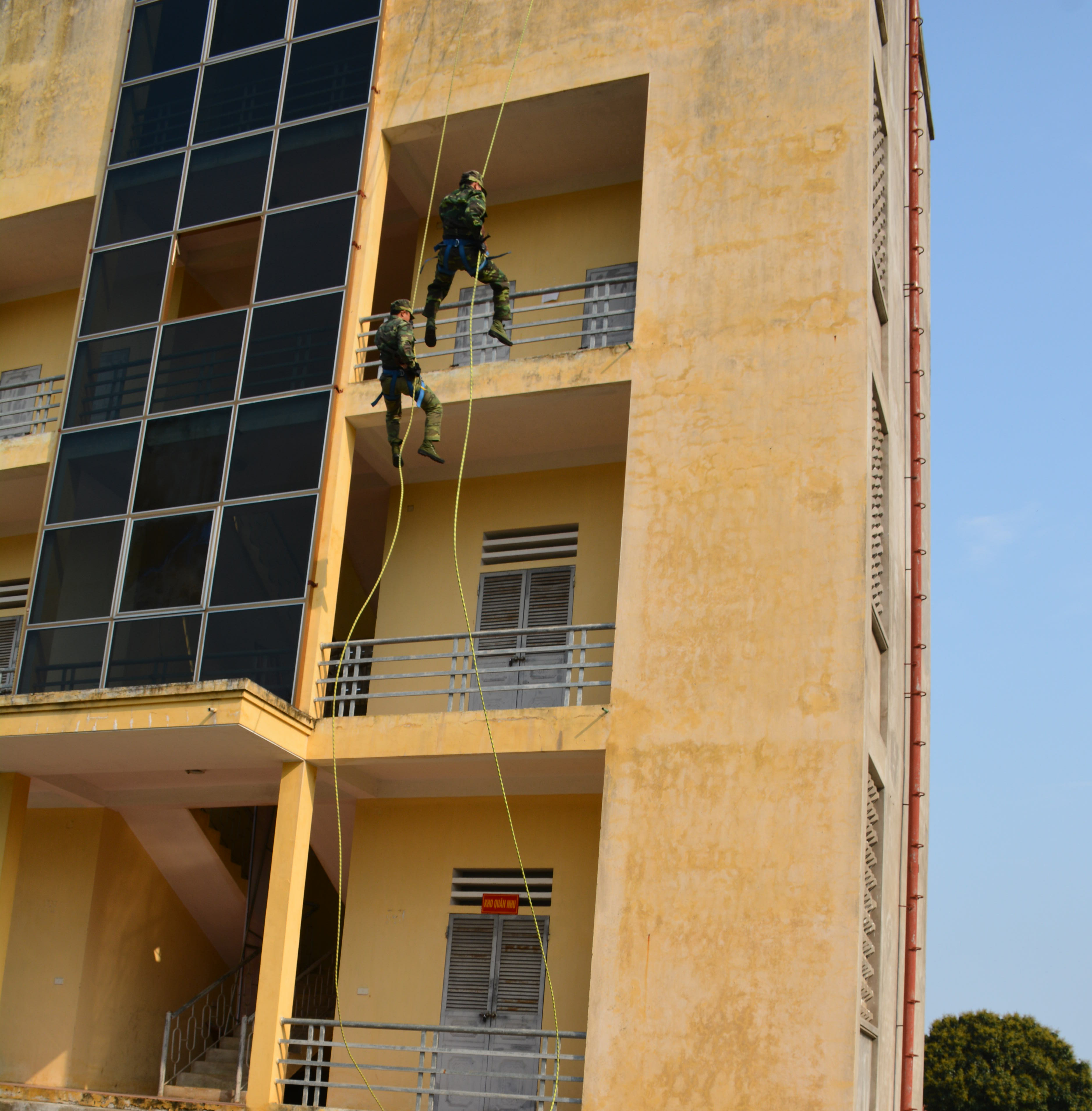 Tổ trinh sát đột nhập tầng cao bằng dây leo...