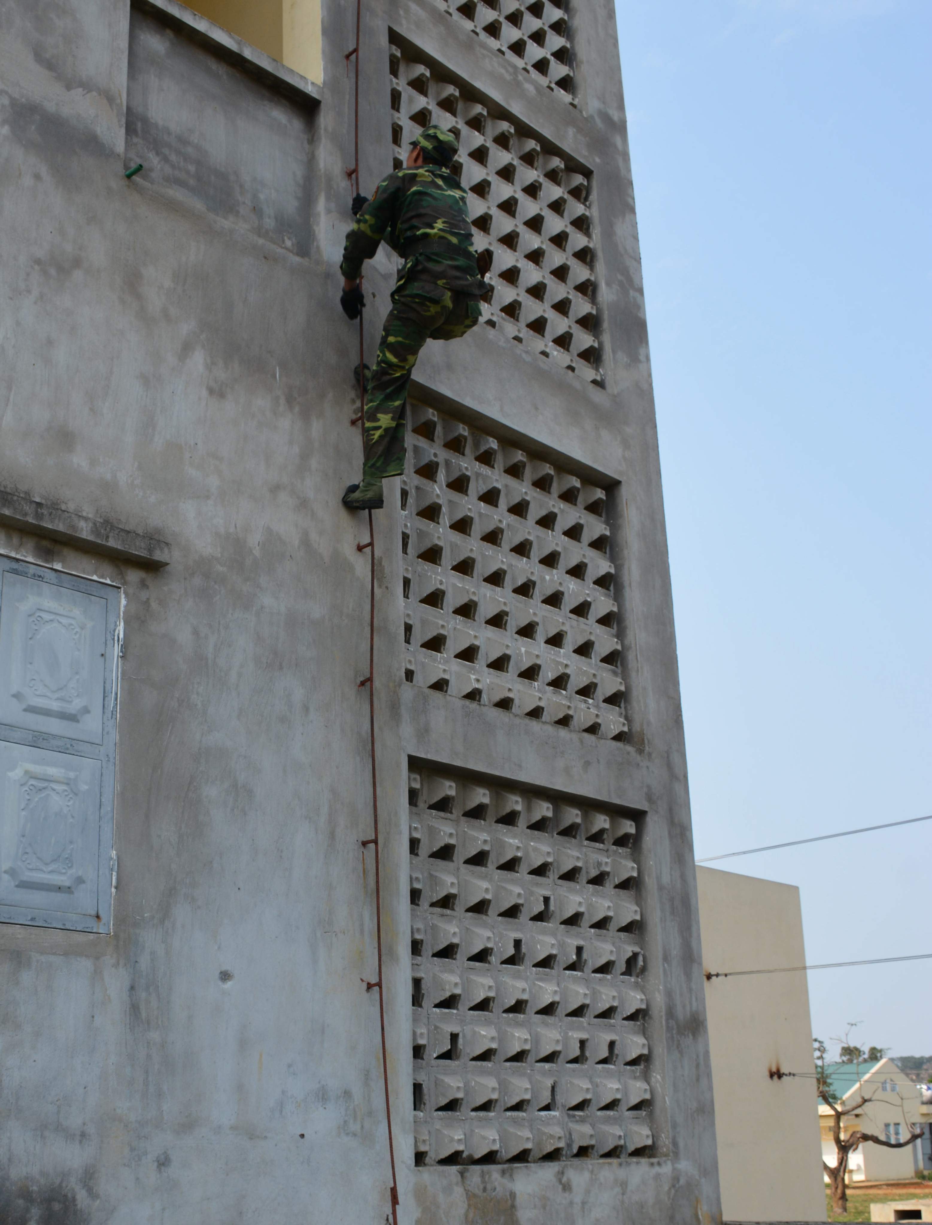 ...và trèo lên tầng cao bằng dây thu lôi.