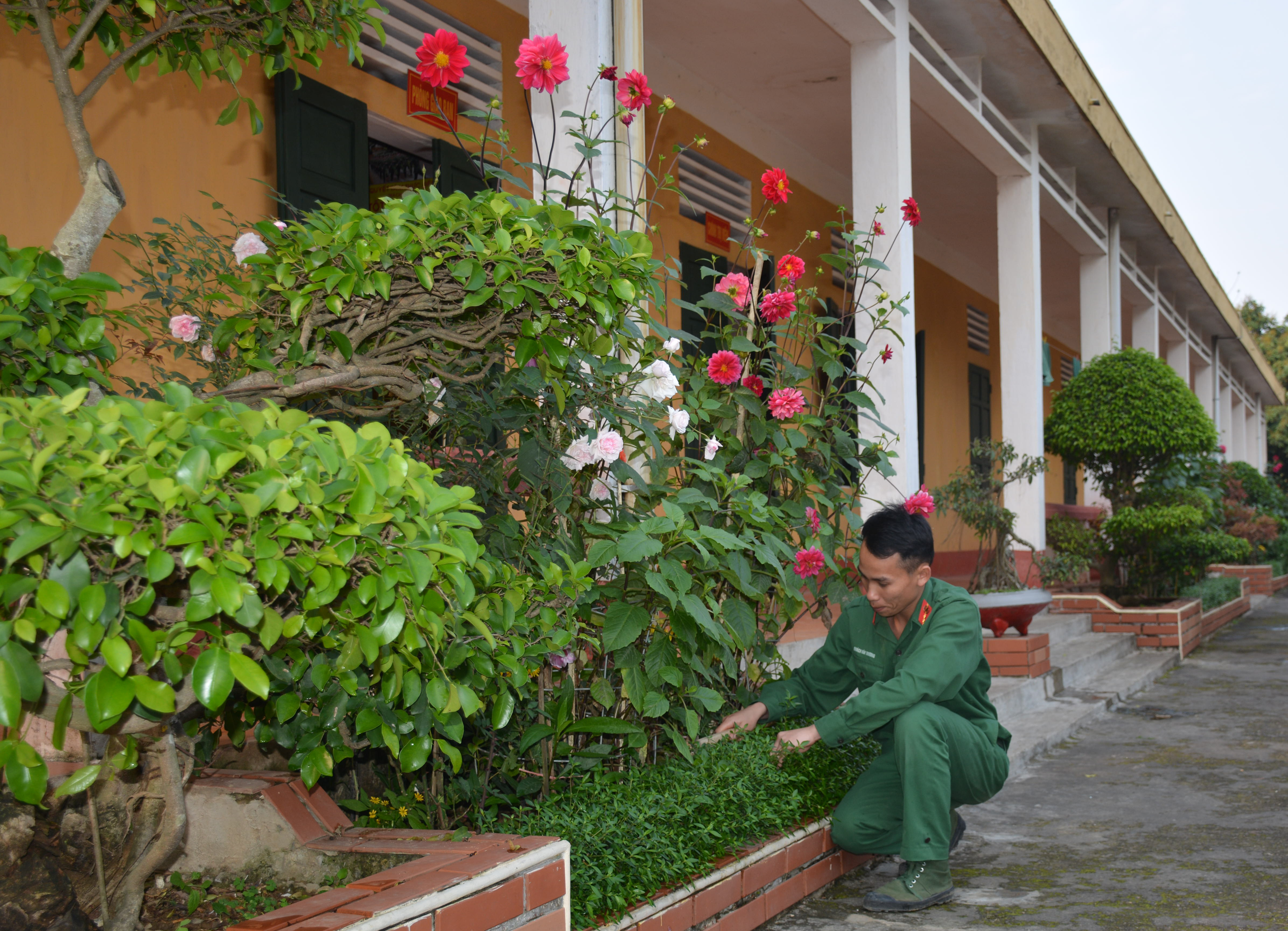 Làm đẹp doanh trại là niềm vui sau những giờ huấn luyện gian khổ.