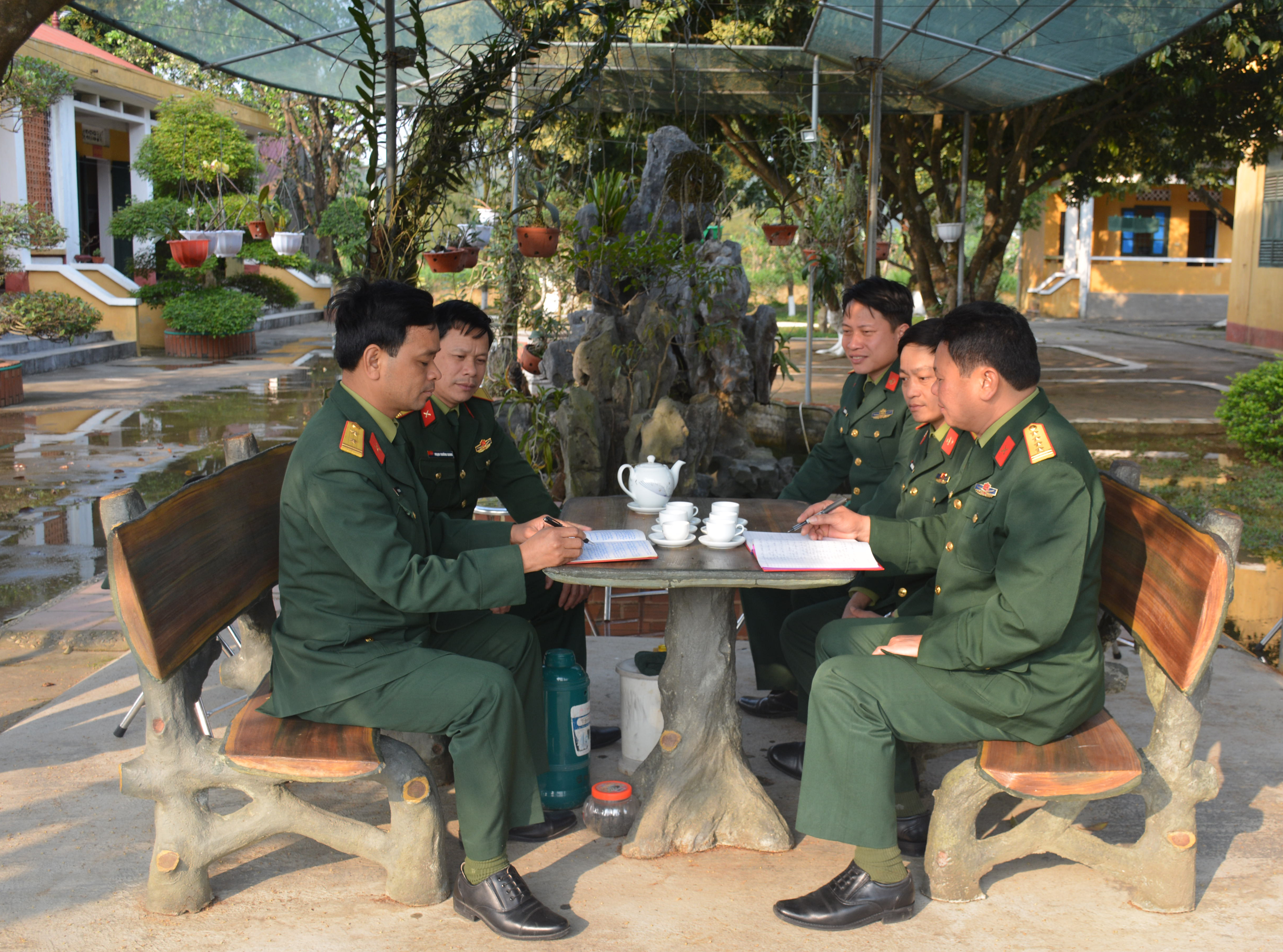 Cán bộ Phòng Trinh sát Quân đoàn 1 rút kinh nghiệm với chỉ huy Tiểu đoàn Trinh sát 701 sau khi kiểm tra công tác huấn luyện.