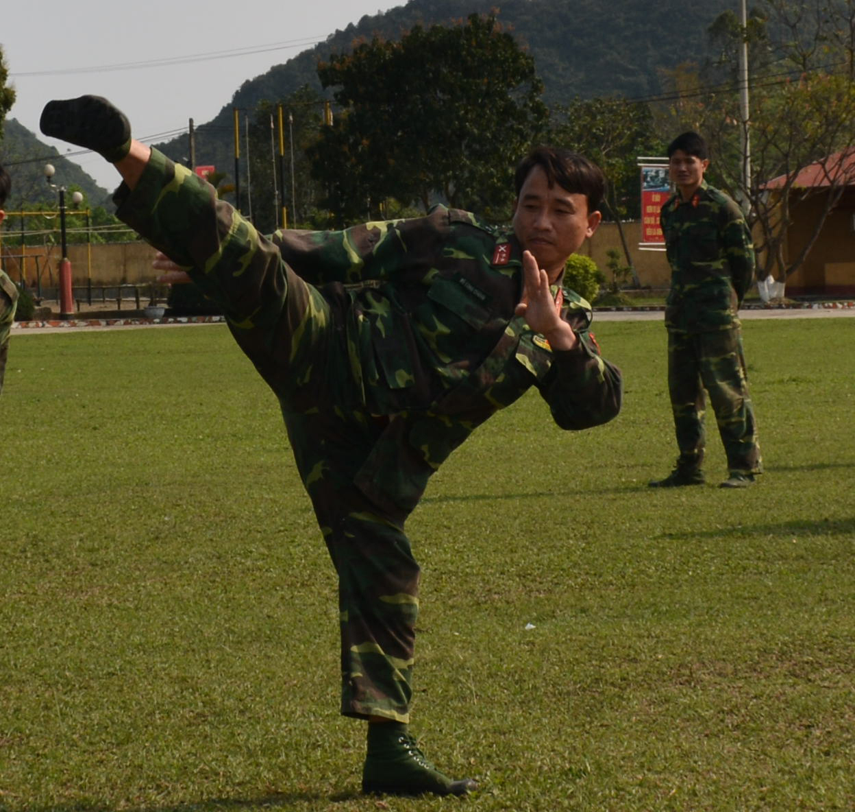 Làm mẫu động tác võ thuật cho bộ đội.