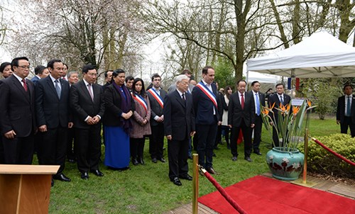 Tổng Bí thư Nguyễn Phú Trọng dâng hoa tại tượng đài Chủ tịch Hồ Chí Minh ở thành phố Montreuil, Cộng hòa Pháp