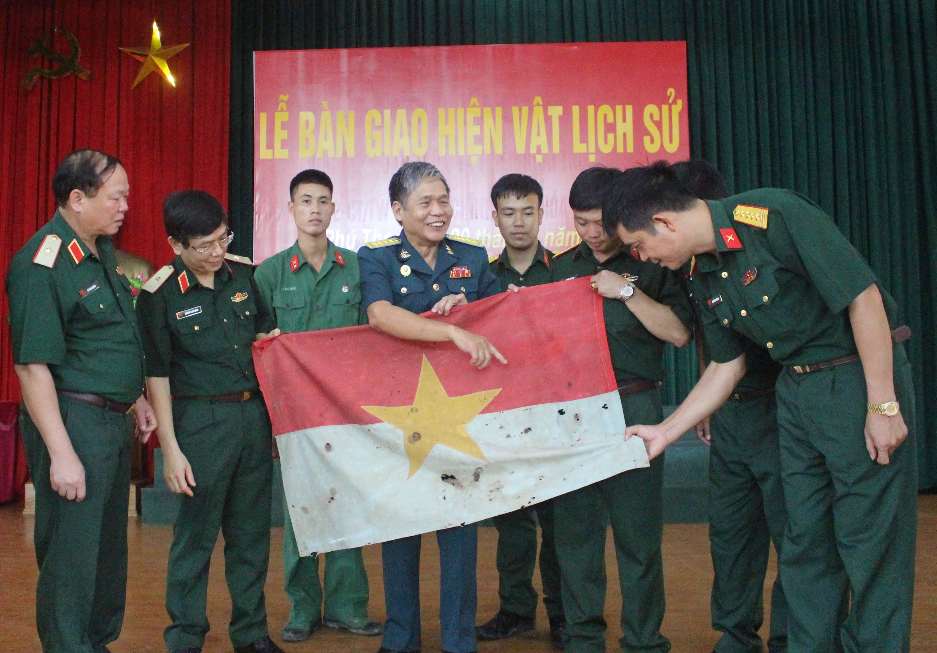 Lá cờ giải phóng của Trung đoàn 98

