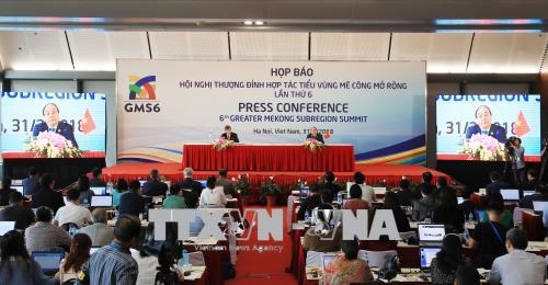 Thủ tướng Nguyễn Xuân Phúc và Chủ tịch ADB chủ trì họp báo quốc tế

