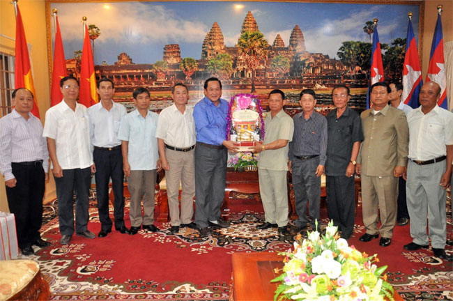 Bộ tư lệnh Quân khu 7 chúc Tết các đơn vị Quân đội Hoàng gia Campuchia