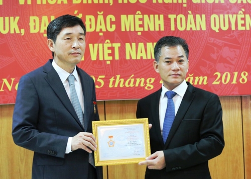 Trao Kỷ niệm chương “Vì hòa bình hữu nghị giữa các dân tộc” tặng Đại sứ Hàn Quốc tại Việt Nam