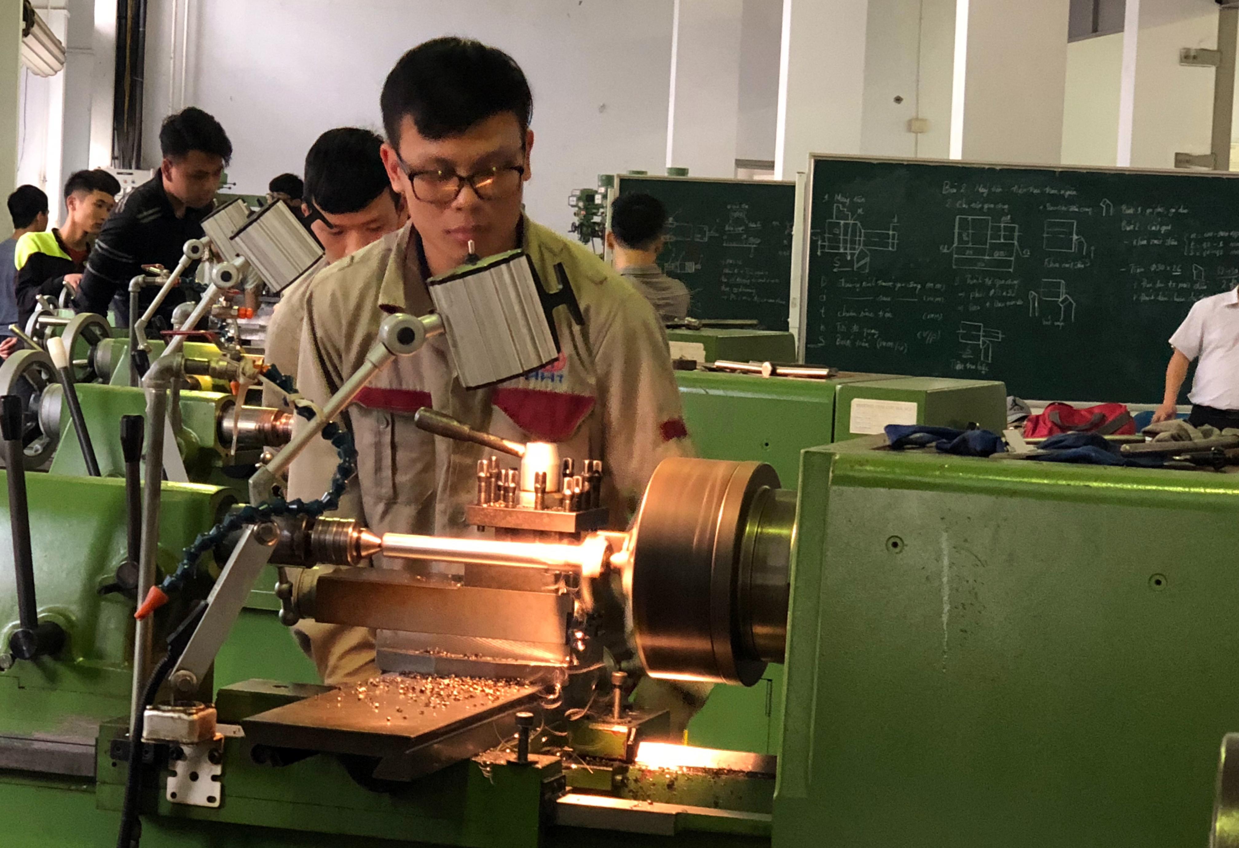 Hướng mạnh đến việc gắn kết doanh nghiệp với cơ sở đào tạo 


