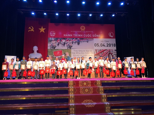 AIA Việt Nam giúp đỡ trẻ em có hoàn cảnh khó khăn tại Hà Tĩnh