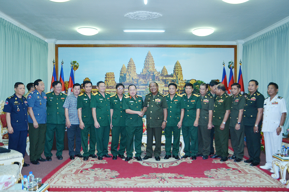 Bộ Tư lệnh Quân đoàn 4 thăm, chúc Tết Chôl Chnăm Thmây​ tại Campuchia