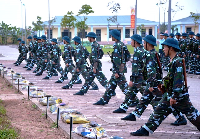 Chiến sĩ mới thực hành bắn súng .