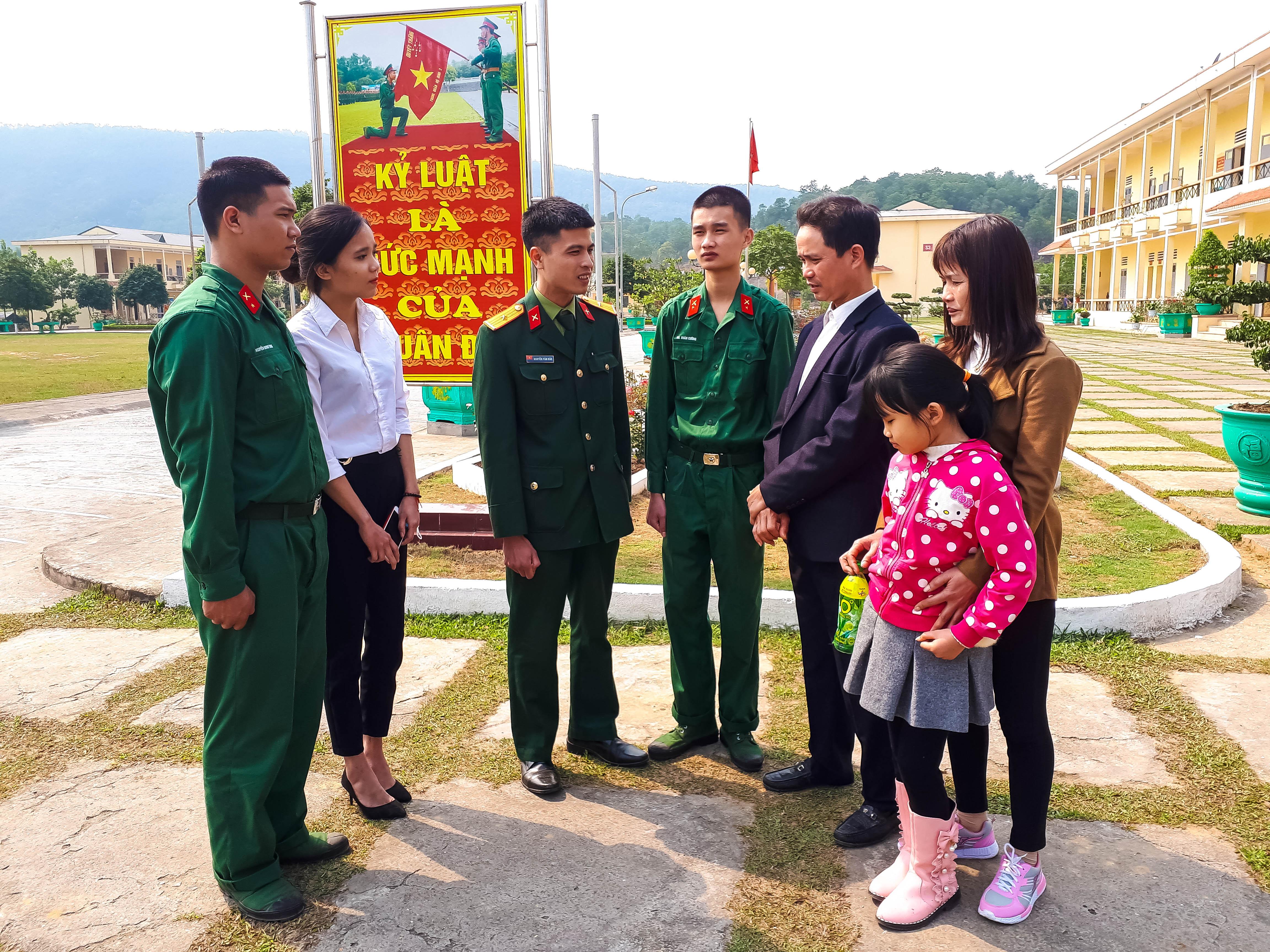 Yên lòng khi con về đơn vị

