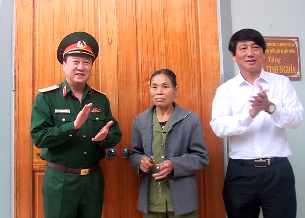 Viện Chiến lược Quốc phòng bàn giao Nhà tình nghĩa cho cựu TNXP tại Nghĩa Đàn