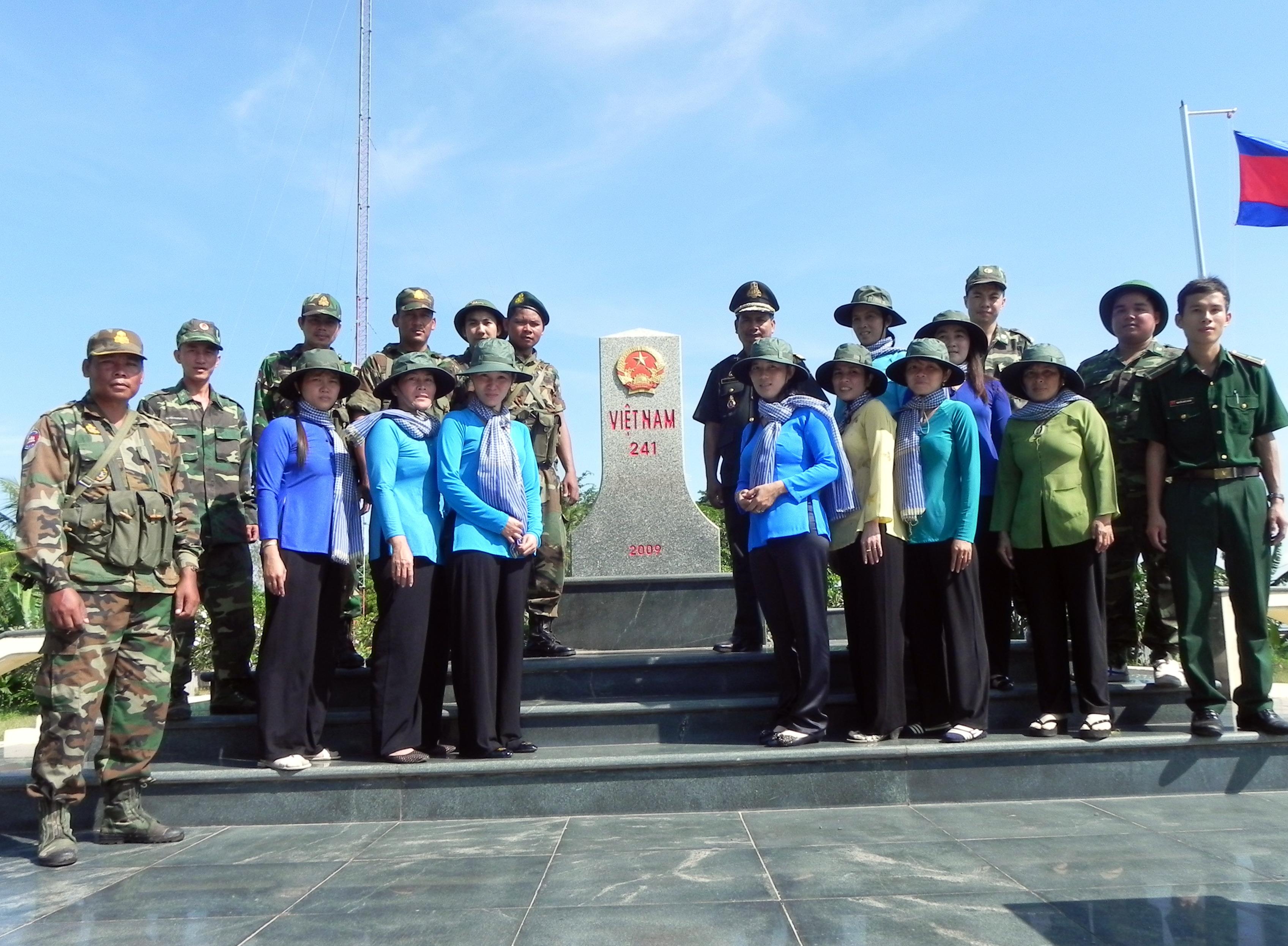 Chị em tự quản đường biên