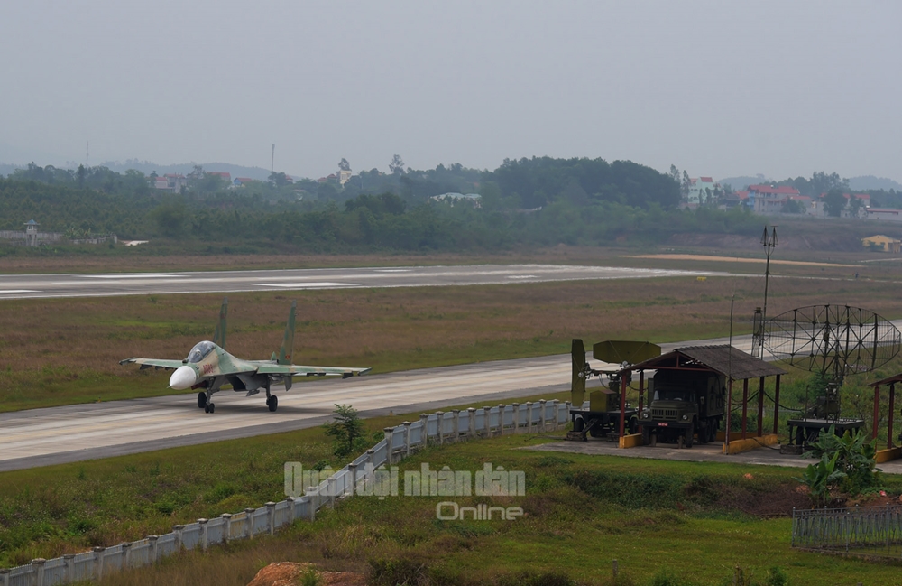...và phương tiện của Tiểu đoàn Thông tin- ra đa- ánh sáng, cũng giữ vai trò quan trọng trong quản lý, dẫn dắt