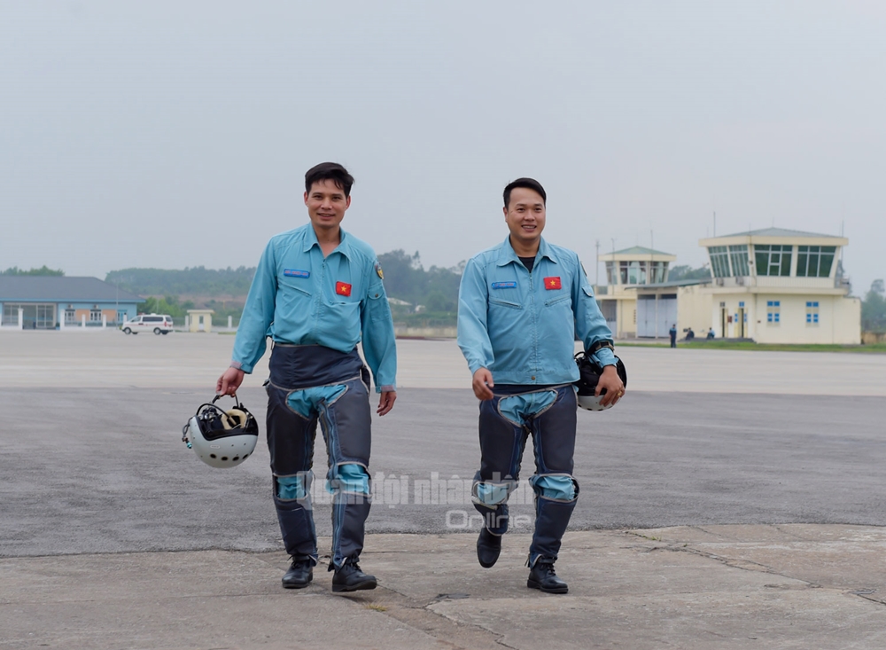 Niềm vui sau ban bay an toàn, thắng lợi.