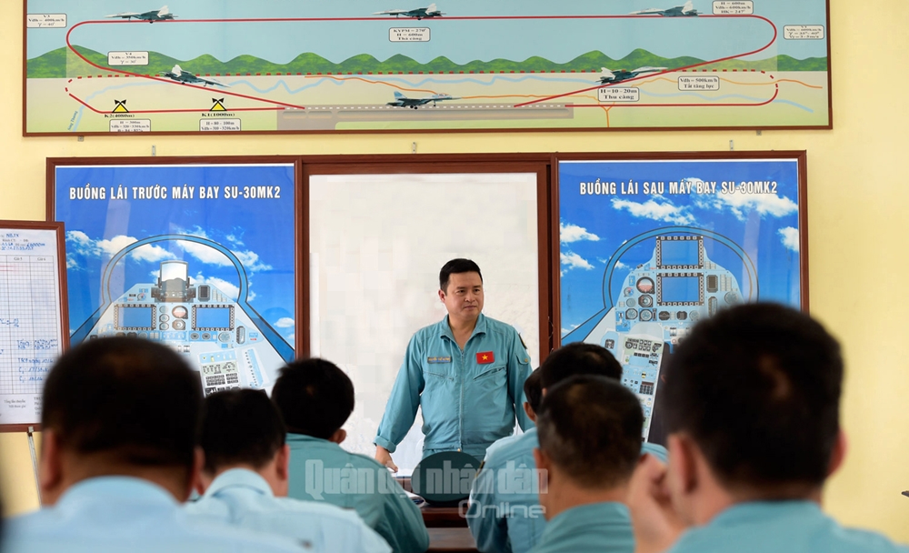 Là một đơn vị có bề dày truyền thống, từng lập nên nhiều chiến công hiển hách với tiêm kích Mig-21 trong cuộc kháng chiến giải phóng dân tộc, bảo vệ Tổ quốc, hiện nay Trung đoàn không quân 927 được trang bị máy bay hiện đại SU-30MK2. Trong ảnh: Giao nhiệm vụ trước ban bay ngày khí tượng phức tạp.